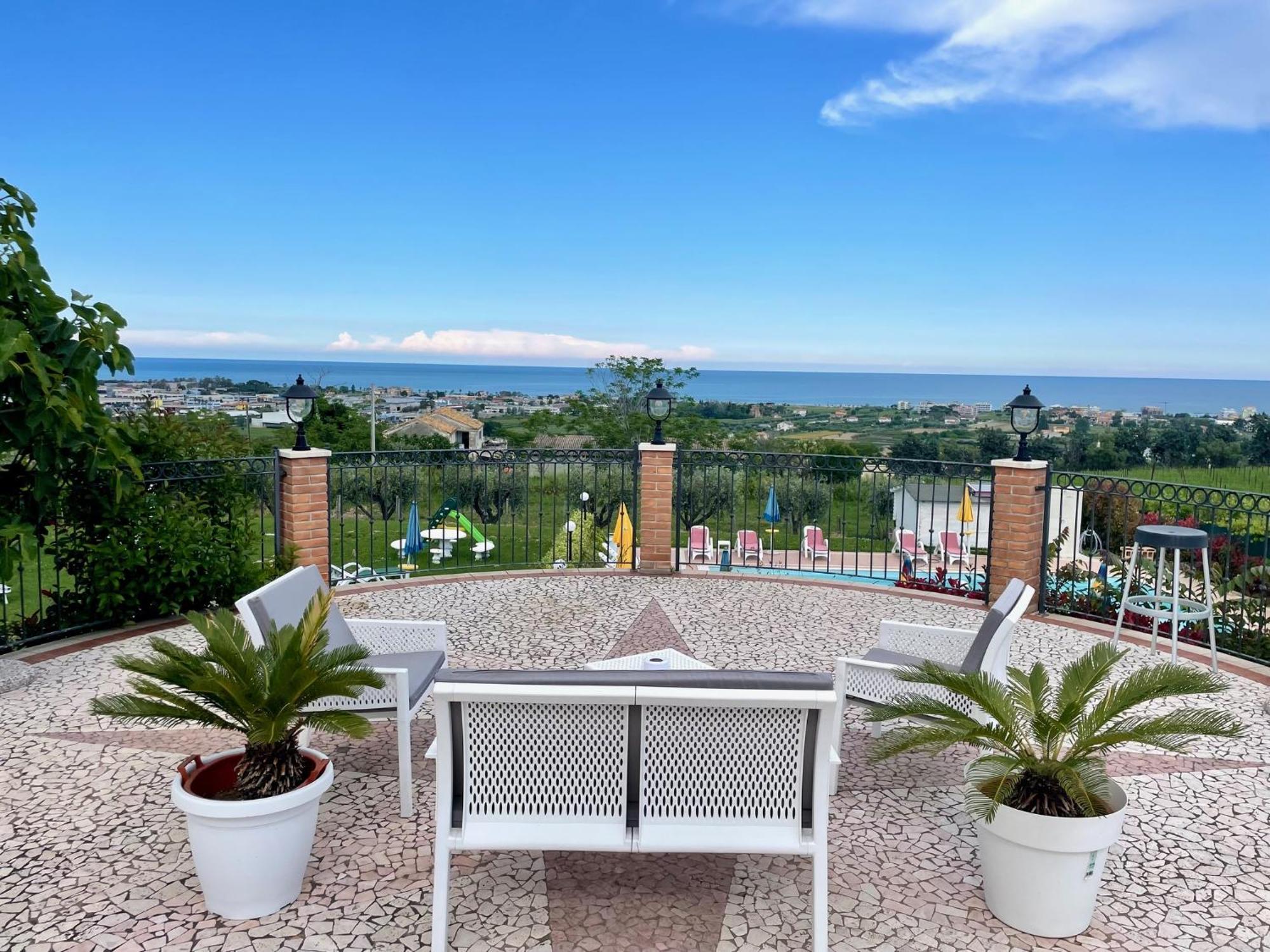 Vigneto - Italian Restaurant & B&B Villa Rosa Di Martinsicuro Екстериор снимка